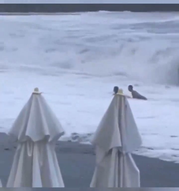 Besa a su novio en la playa, una ola monstruosa la mata: video viral