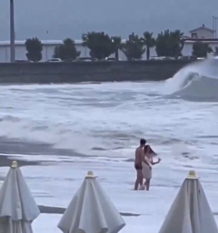 Besa a su novio en la playa, una ola monstruosa la mata: video viral