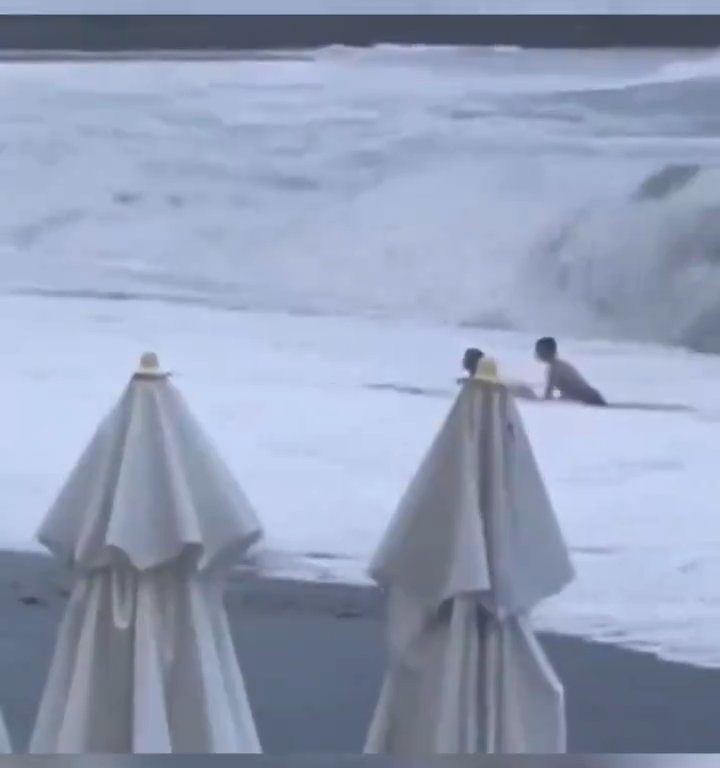 Besa a su novio en la playa, una ola monstruosa la mata: video viral