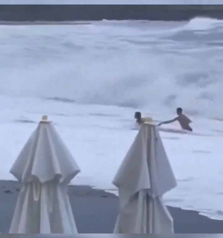 Besa a su novio en la playa, una ola monstruosa la mata: video viral