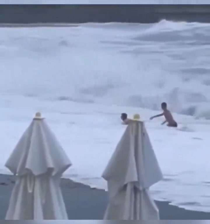 Besa a su novio en la playa, una ola monstruosa la mata: video viral