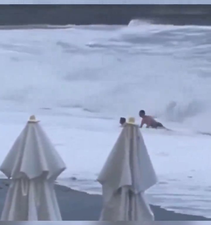 Elle embrasse son copain sur la plage, une vague anormale la tue : vidéo virale