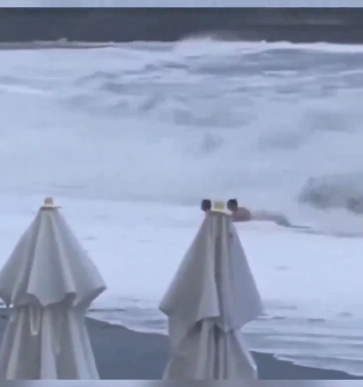 Elle embrasse son copain sur la plage, une vague anormale la tue : vidéo virale