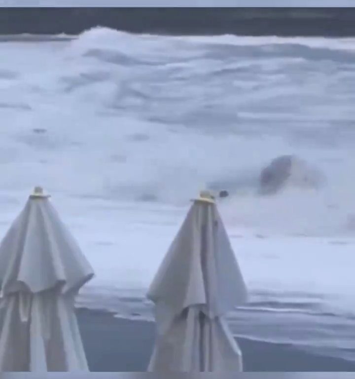 Besa a su novio en la playa, una ola monstruosa la mata: video viral