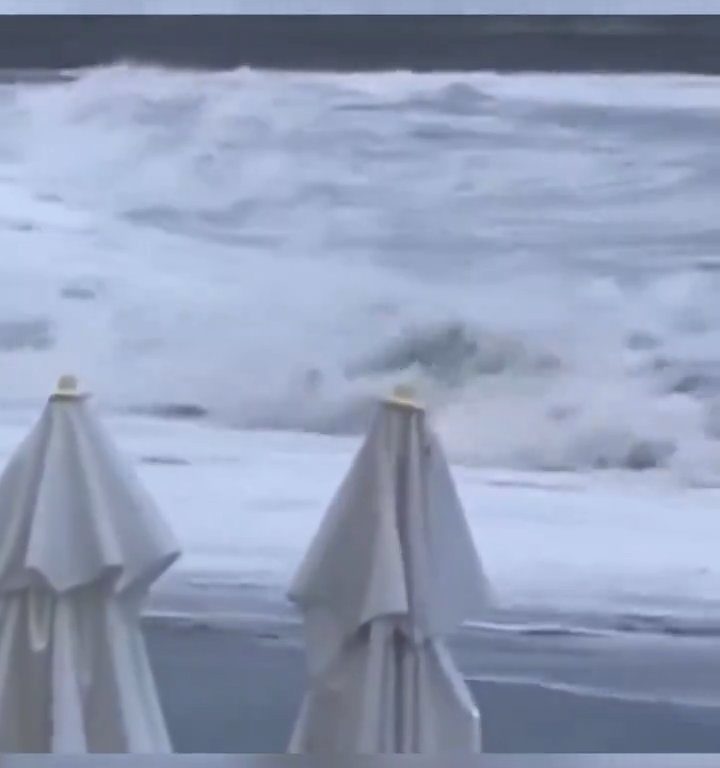 Besa a su novio en la playa, una ola monstruosa la mata: video viral