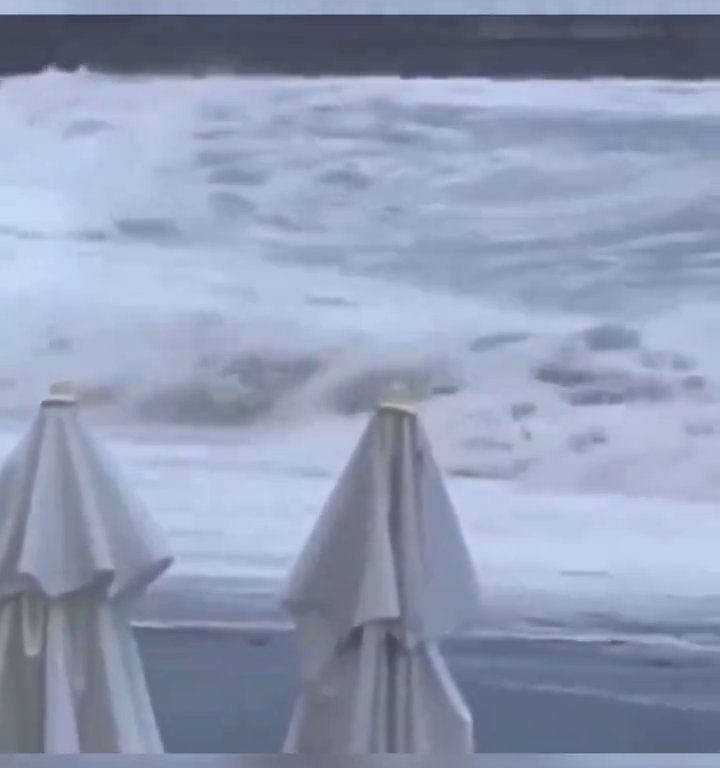 Elle embrasse son copain sur la plage, une vague anormale la tue : vidéo virale