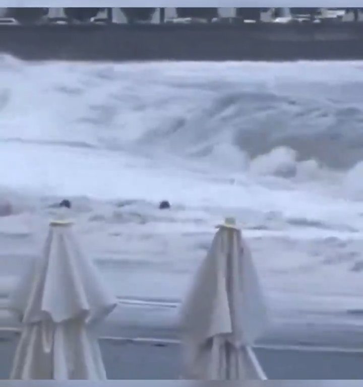 Besa a su novio en la playa, una ola monstruosa la mata: video viral