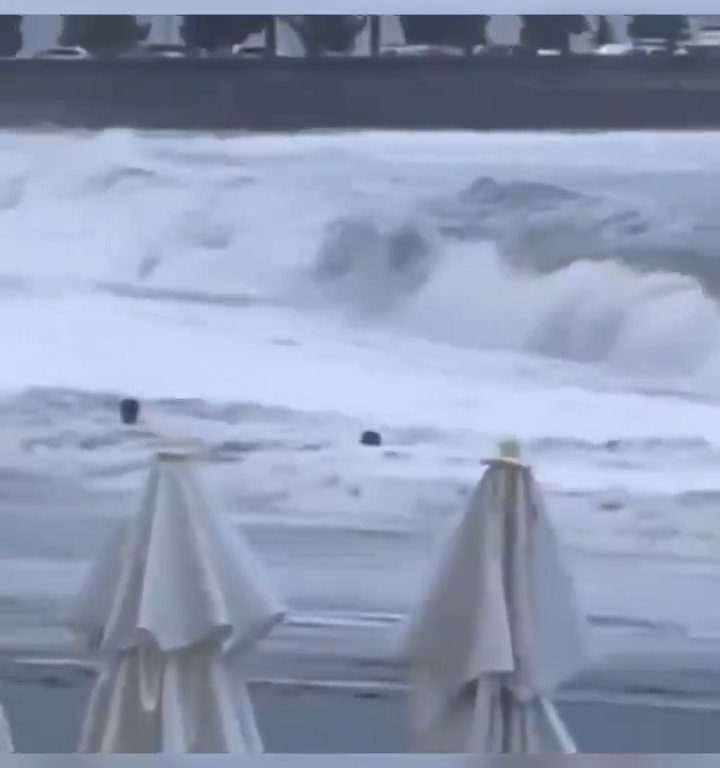 Elle embrasse son copain sur la plage, une vague anormale la tue : vidéo virale