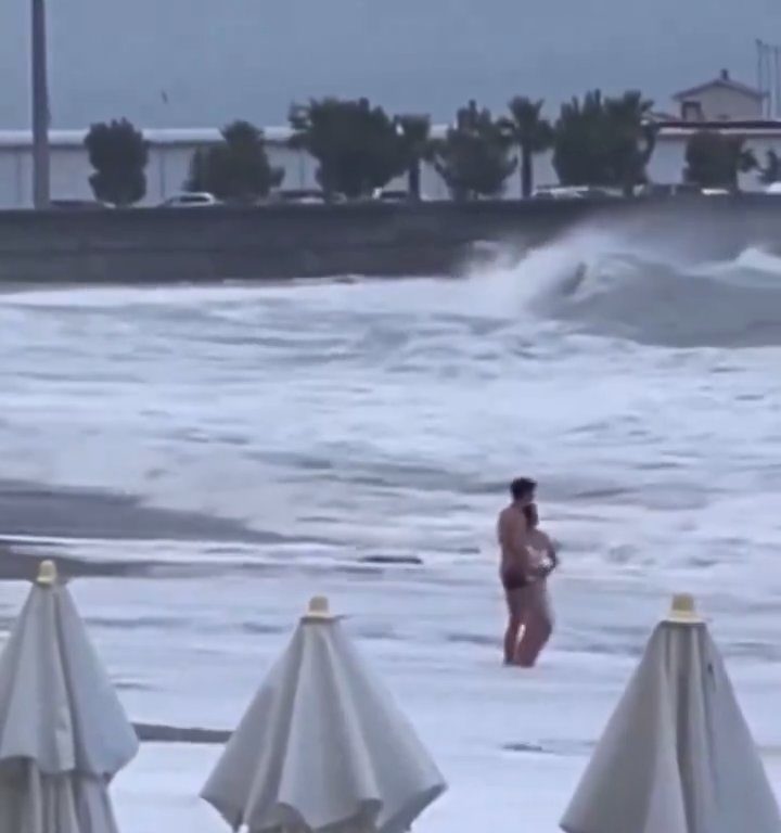 Elle embrasse son copain sur la plage, une vague anormale la tue : vidéo virale