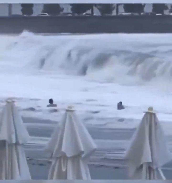 Besa a su novio en la playa, una ola monstruosa la mata: video viral