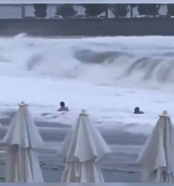 Elle embrasse son copain sur la plage, une vague anormale la tue : vidéo virale