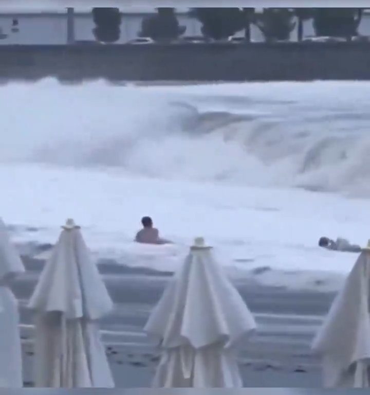 Elle embrasse son copain sur la plage, une vague anormale la tue : vidéo virale