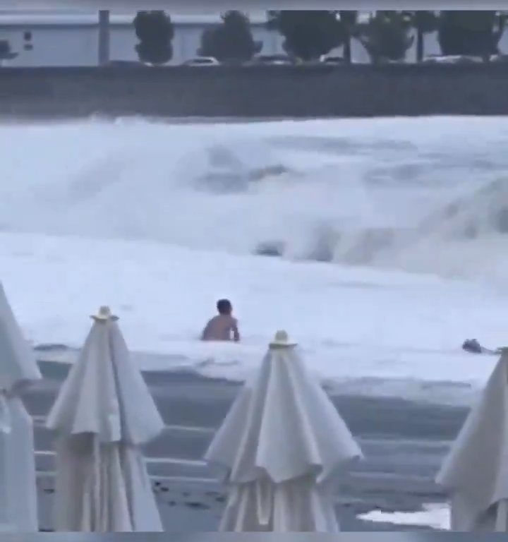 Elle embrasse son copain sur la plage, une vague anormale la tue : vidéo virale