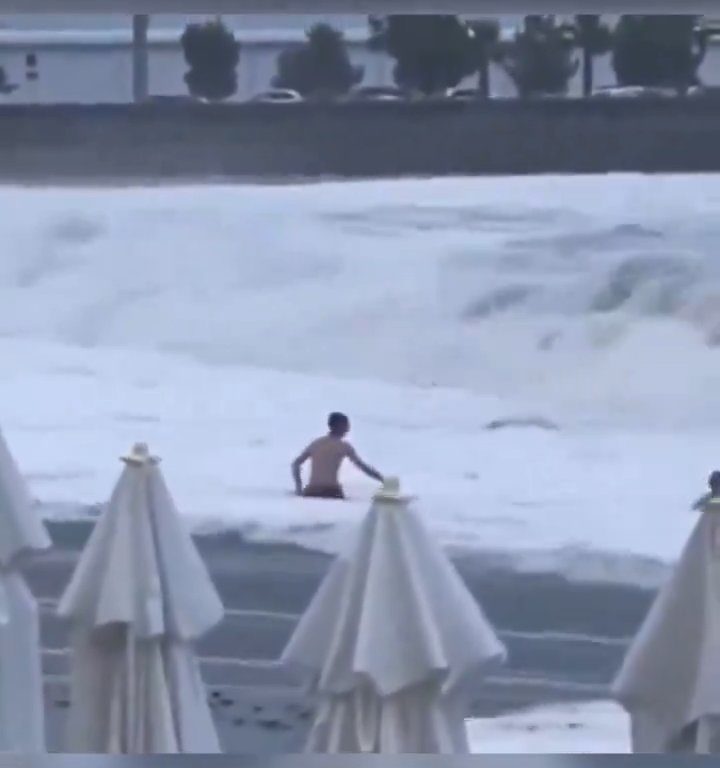 Besa a su novio en la playa, una ola monstruosa la mata: video viral