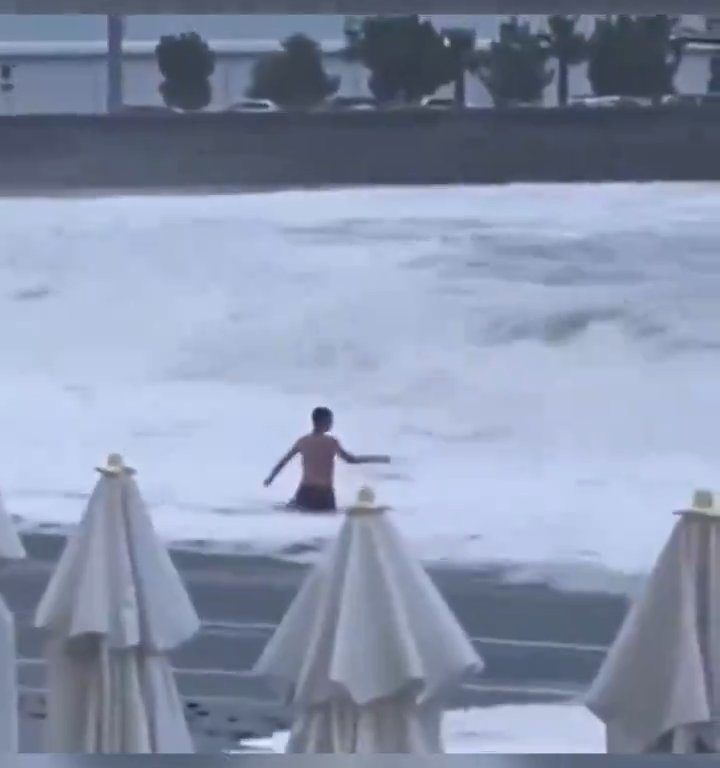 Besa a su novio en la playa, una ola monstruosa la mata: video viral