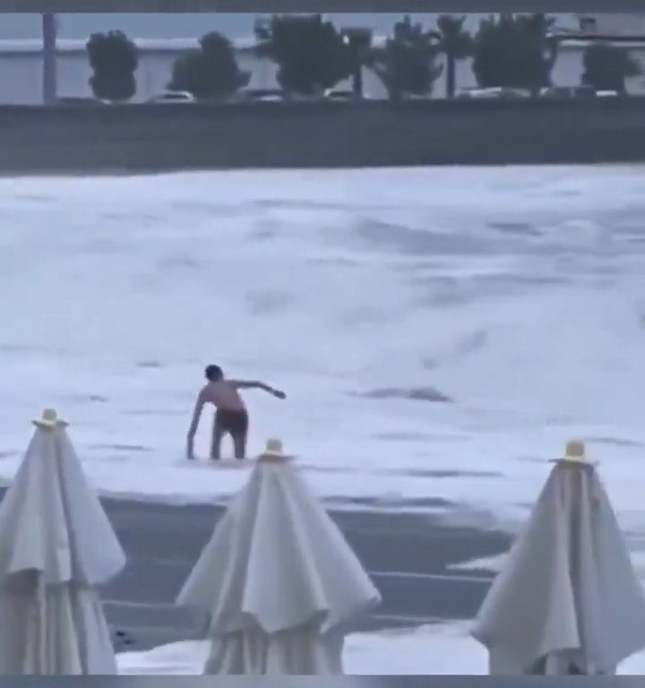 Besa a su novio en la playa, una ola monstruosa la mata: video viral