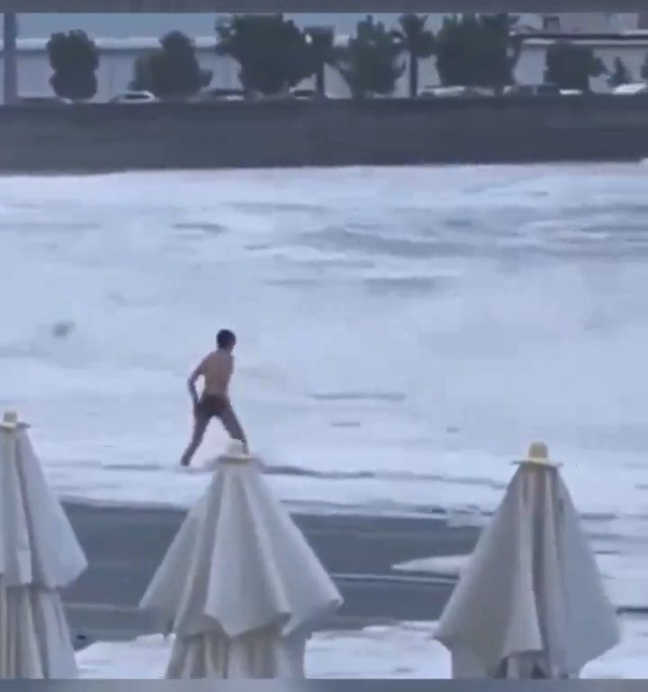 Besa a su novio en la playa, una ola monstruosa la mata: video viral