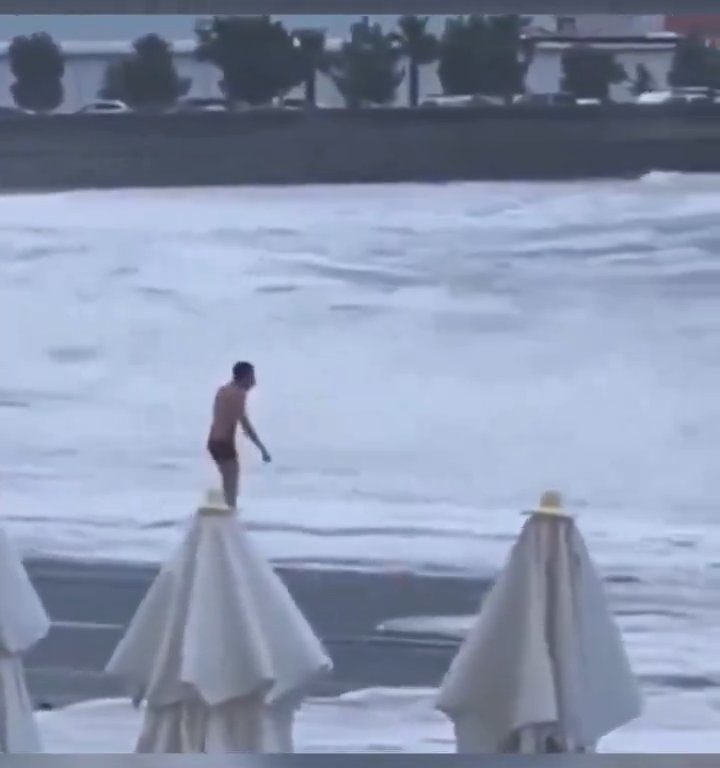 Elle embrasse son copain sur la plage, une vague anormale la tue : vidéo virale