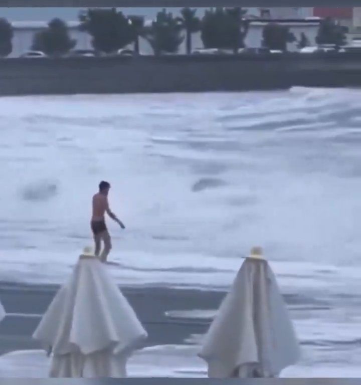 Besa a su novio en la playa, una ola monstruosa la mata: video viral