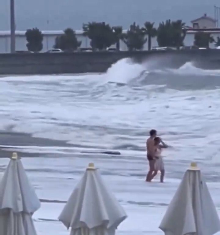 Besa a su novio en la playa, una ola monstruosa la mata: video viral