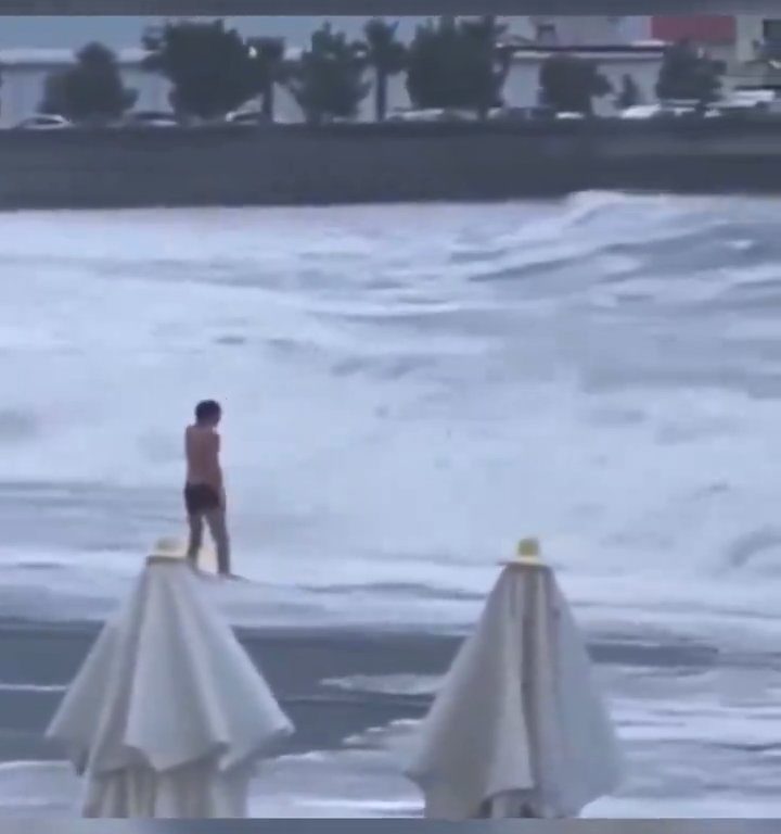 Elle embrasse son copain sur la plage, une vague anormale la tue : vidéo virale