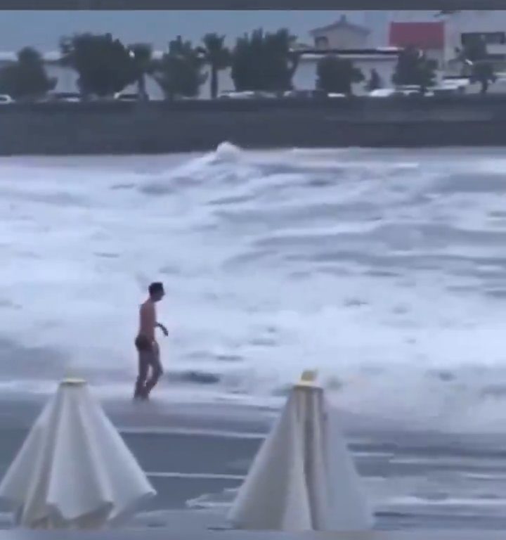 Besa a su novio en la playa, una ola monstruosa la mata: video viral