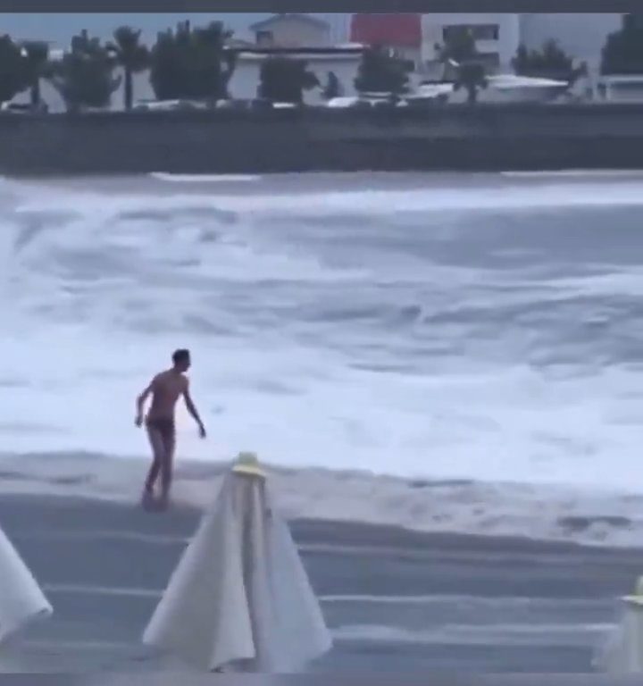 Elle embrasse son copain sur la plage, une vague anormale la tue : vidéo virale