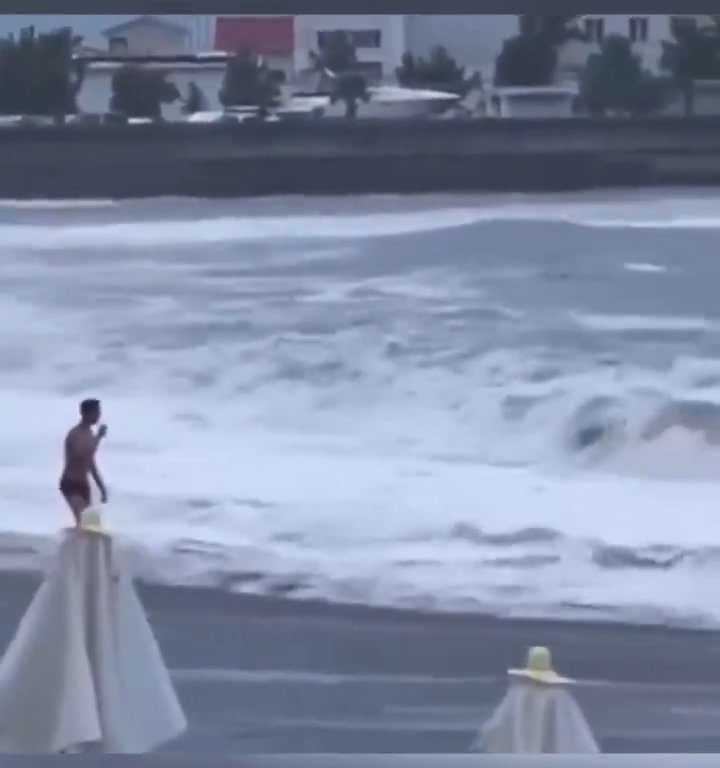 Besa a su novio en la playa, una ola monstruosa la mata: video viral