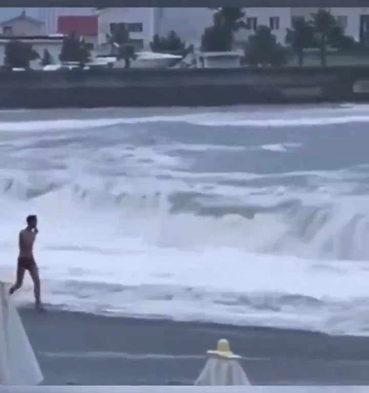 Besa a su novio en la playa, una ola monstruosa la mata: video viral