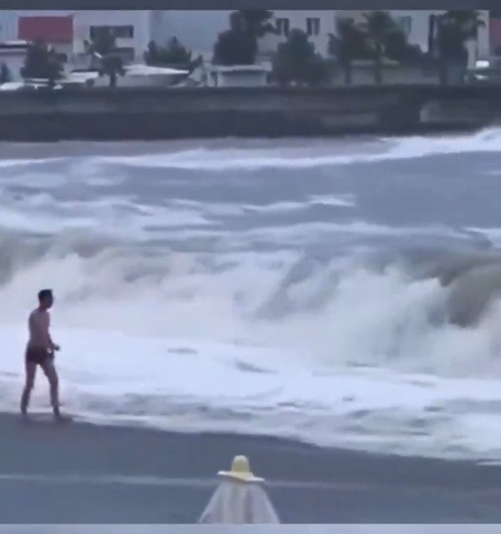 Elle embrasse son copain sur la plage, une vague anormale la tue : vidéo virale