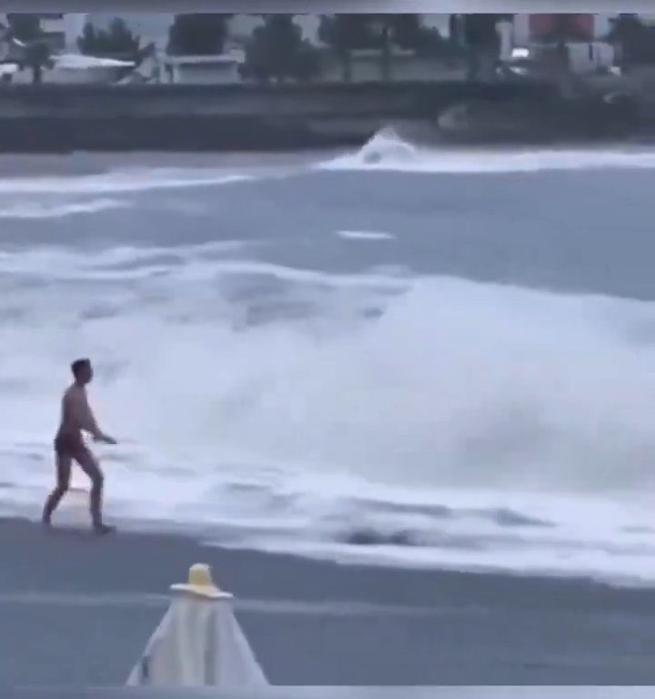 Besa a su novio en la playa, una ola monstruosa la mata: video viral