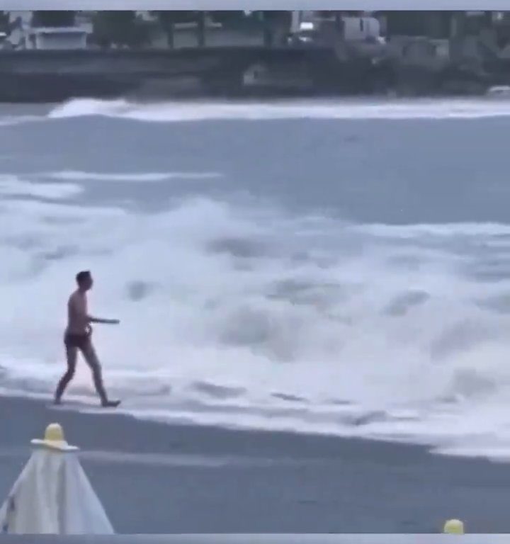 Elle embrasse son copain sur la plage, une vague anormale la tue : vidéo virale