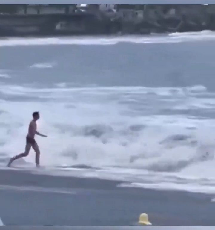 Besa a su novio en la playa, una ola monstruosa la mata: video viral