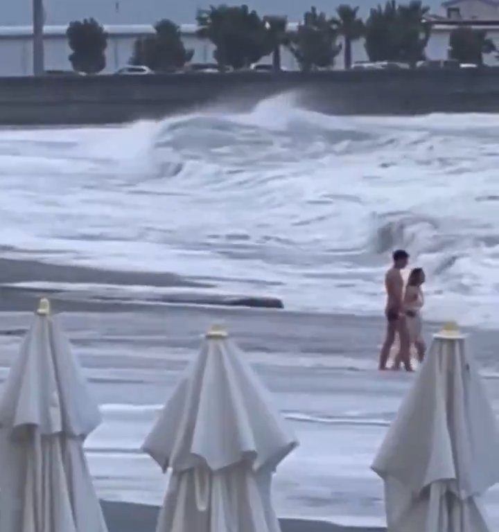 Besa a su novio en la playa, una ola monstruosa la mata: video viral