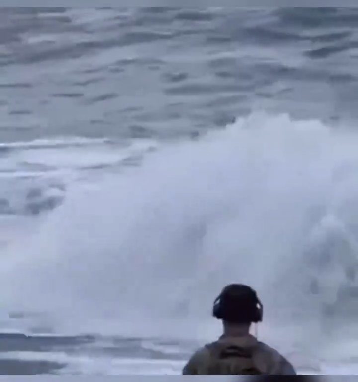 Besa a su novio en la playa, una ola monstruosa la mata: video viral