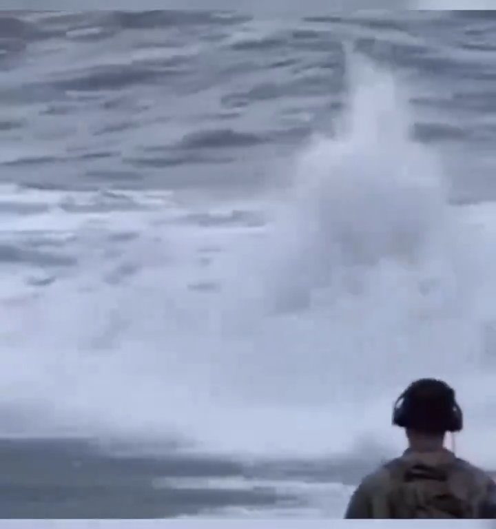 Besa a su novio en la playa, una ola monstruosa la mata: video viral