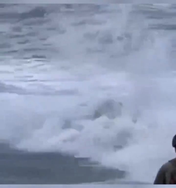 Elle embrasse son copain sur la plage, une vague anormale la tue : vidéo virale