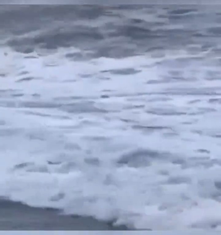 Elle embrasse son copain sur la plage, une vague anormale la tue : vidéo virale