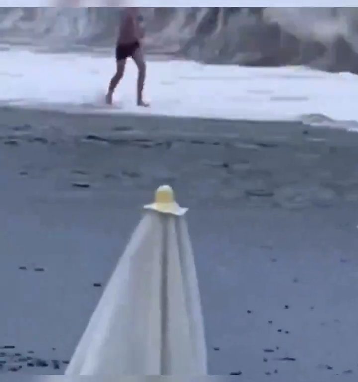 Elle embrasse son copain sur la plage, une vague anormale la tue : vidéo virale