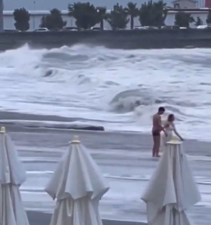 Elle embrasse son copain sur la plage, une vague anormale la tue : vidéo virale