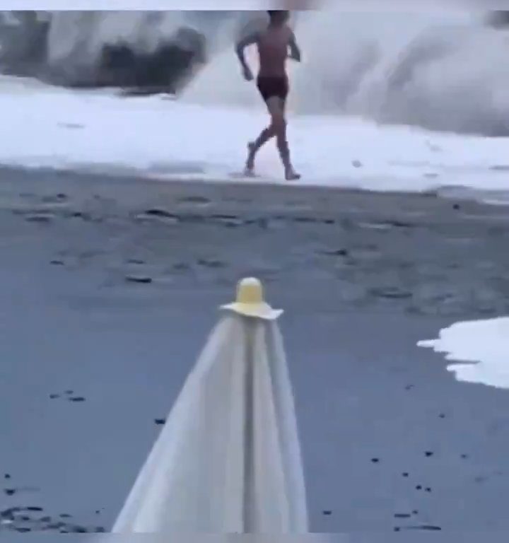 Besa a su novio en la playa, una ola monstruosa la mata: video viral