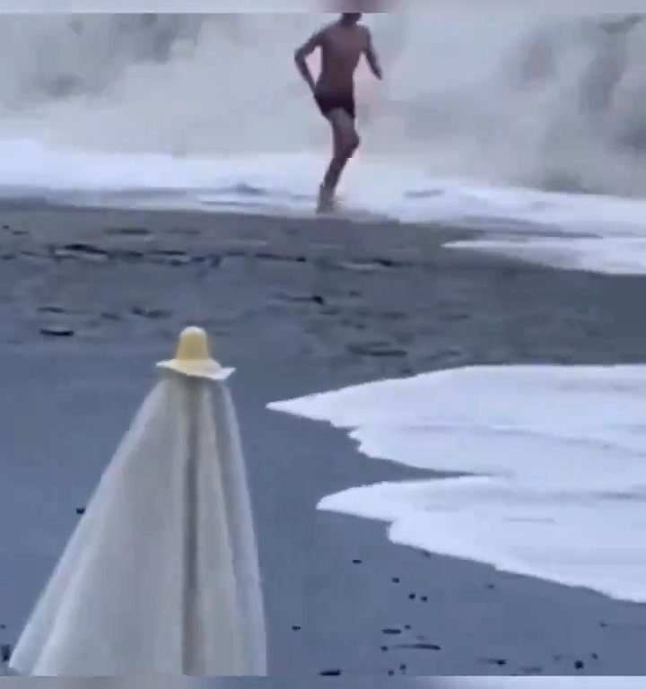 Besa a su novio en la playa, una ola monstruosa la mata: video viral