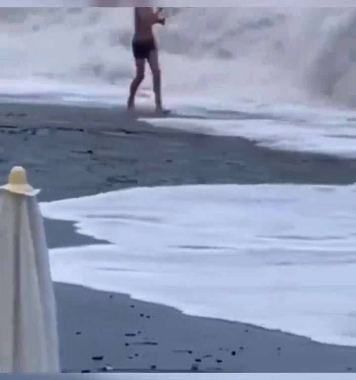 Besa a su novio en la playa, una ola monstruosa la mata: video viral