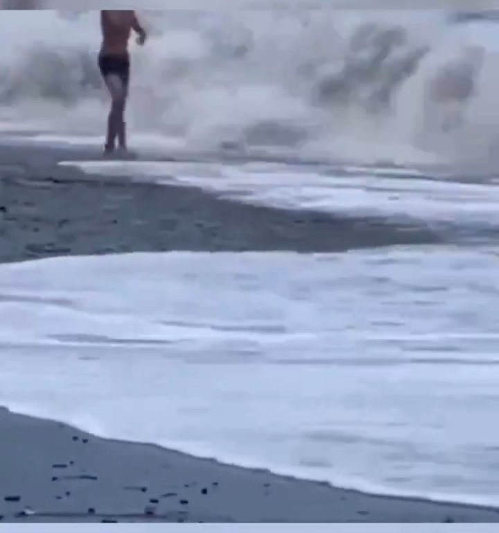 Besa a su novio en la playa, una ola monstruosa la mata: video viral