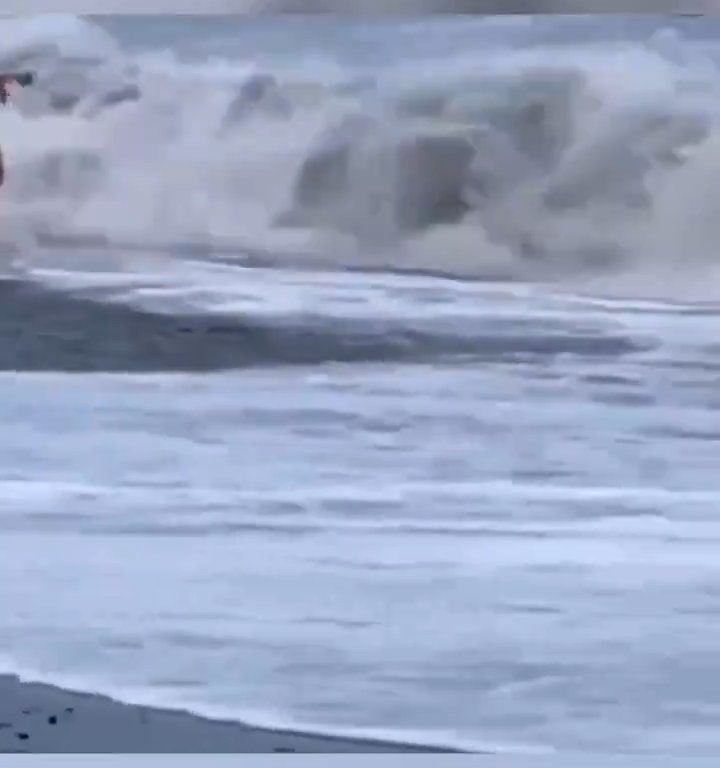 Besa a su novio en la playa, una ola monstruosa la mata: video viral