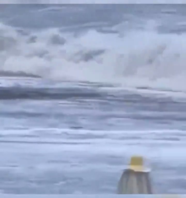 Besa a su novio en la playa, una ola monstruosa la mata: video viral