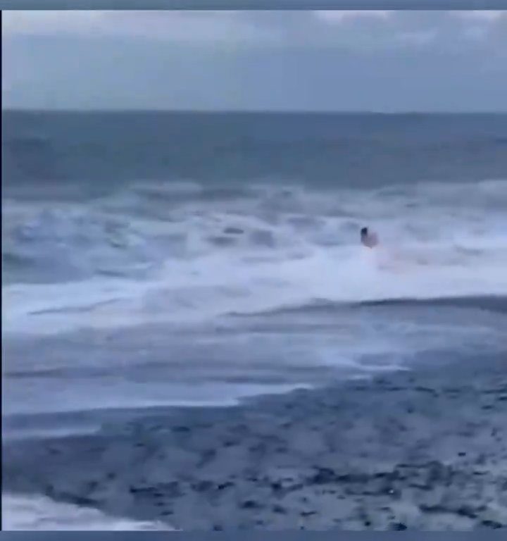 Besa a su novio en la playa, una ola monstruosa la mata: video viral