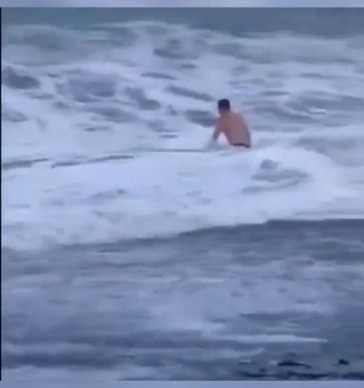 Besa a su novio en la playa, una ola monstruosa la mata: video viral