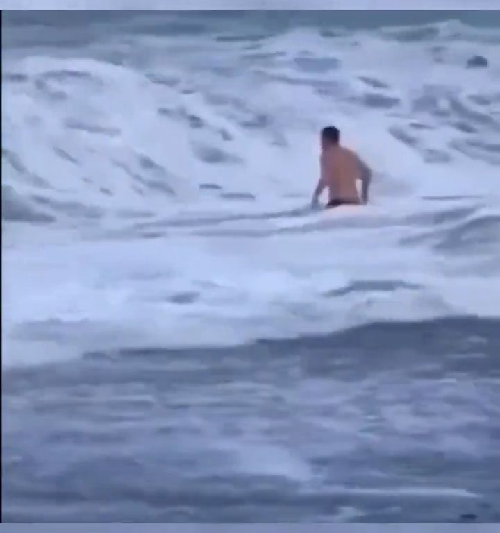 Besa a su novio en la playa, una ola monstruosa la mata: video viral