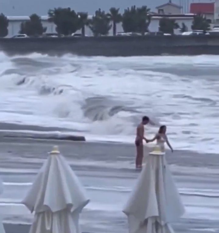 Besa a su novio en la playa, una ola monstruosa la mata: video viral